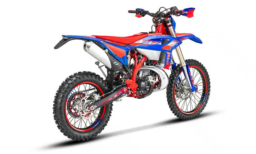 Beta RR Race 2T 200 von schräg hinten, blau-rote Enduro mit Offroad-Bereifung und sportlichem Design.