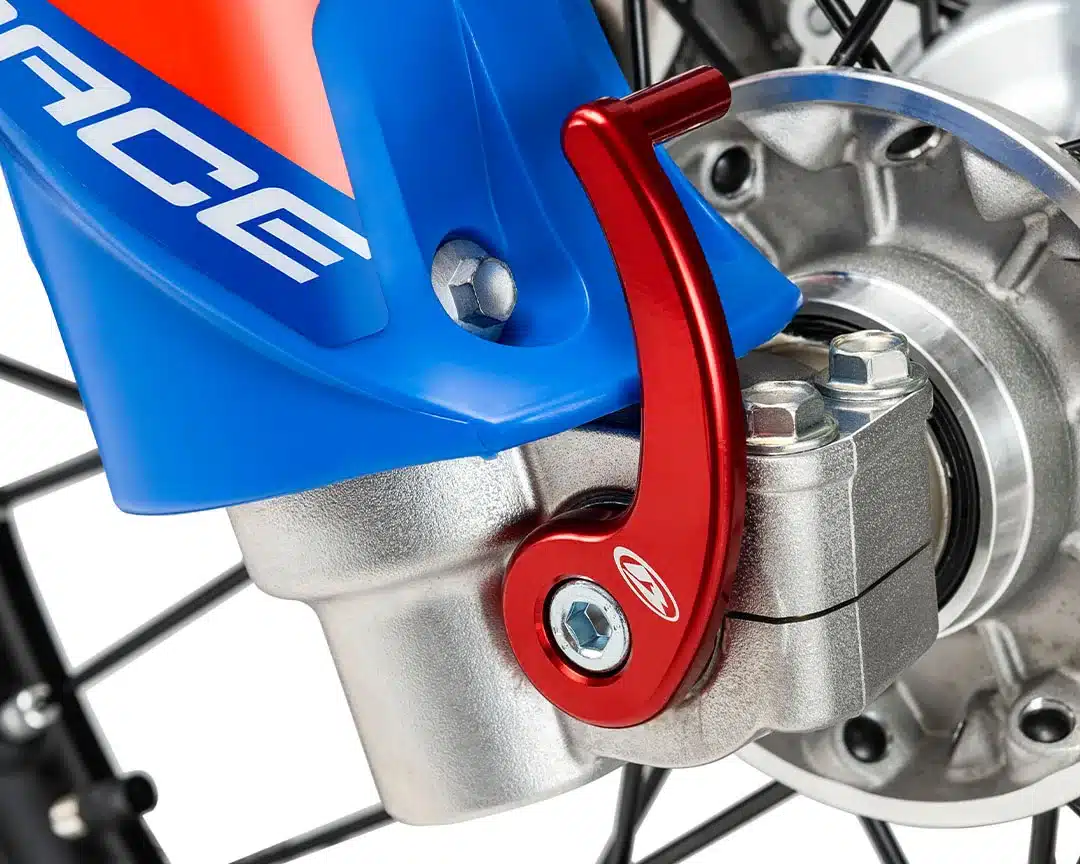Detailaufnahme der rot eloxierten Schnellverschlussachse am Vorderrad einer Beta RR Race 2T 200 Enduro.