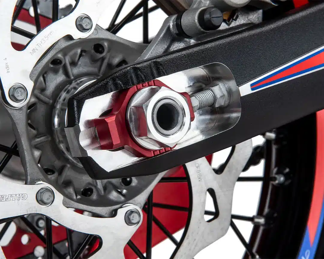 Detail des Kettenspanners an der Beta RR Race 2T 200 mit rot eloxierter Entriegelung und Hinterradaufnahme.