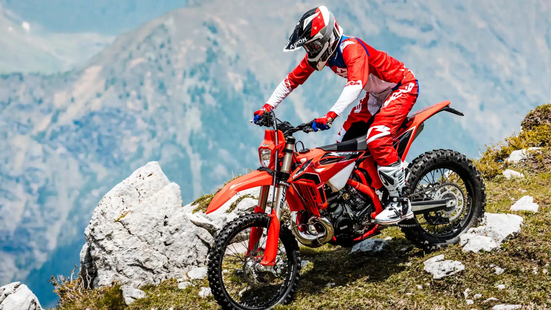 Beta RR X-PRO 2T 200 Motorrad im Einsatz auf felsigem Berghang