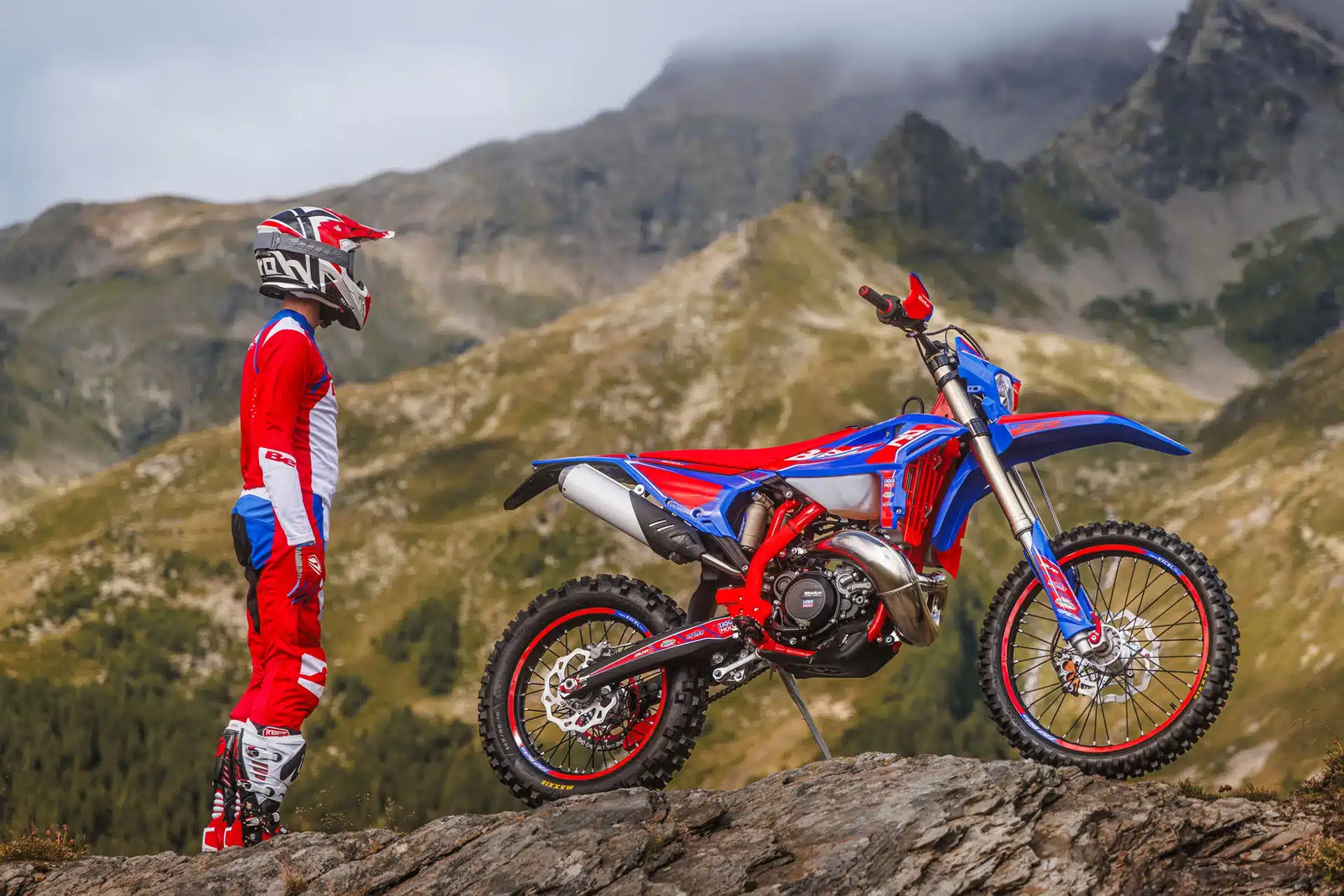 Beta RR Race 2T 200 Motorrad mit Fahrer im Gelände vor Berglandschaft