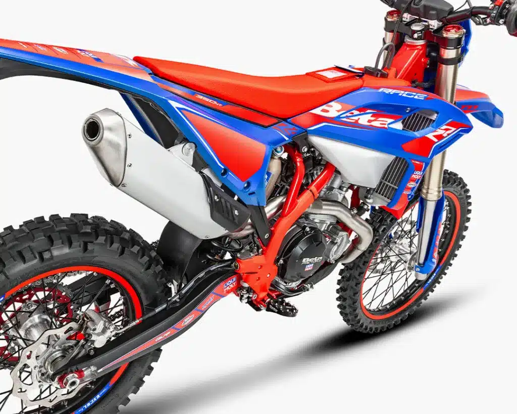 Beta RR Race 4T 350 MY26 von der Seite, zeigt Motorgehäuse, Auspuff und sportliches Design