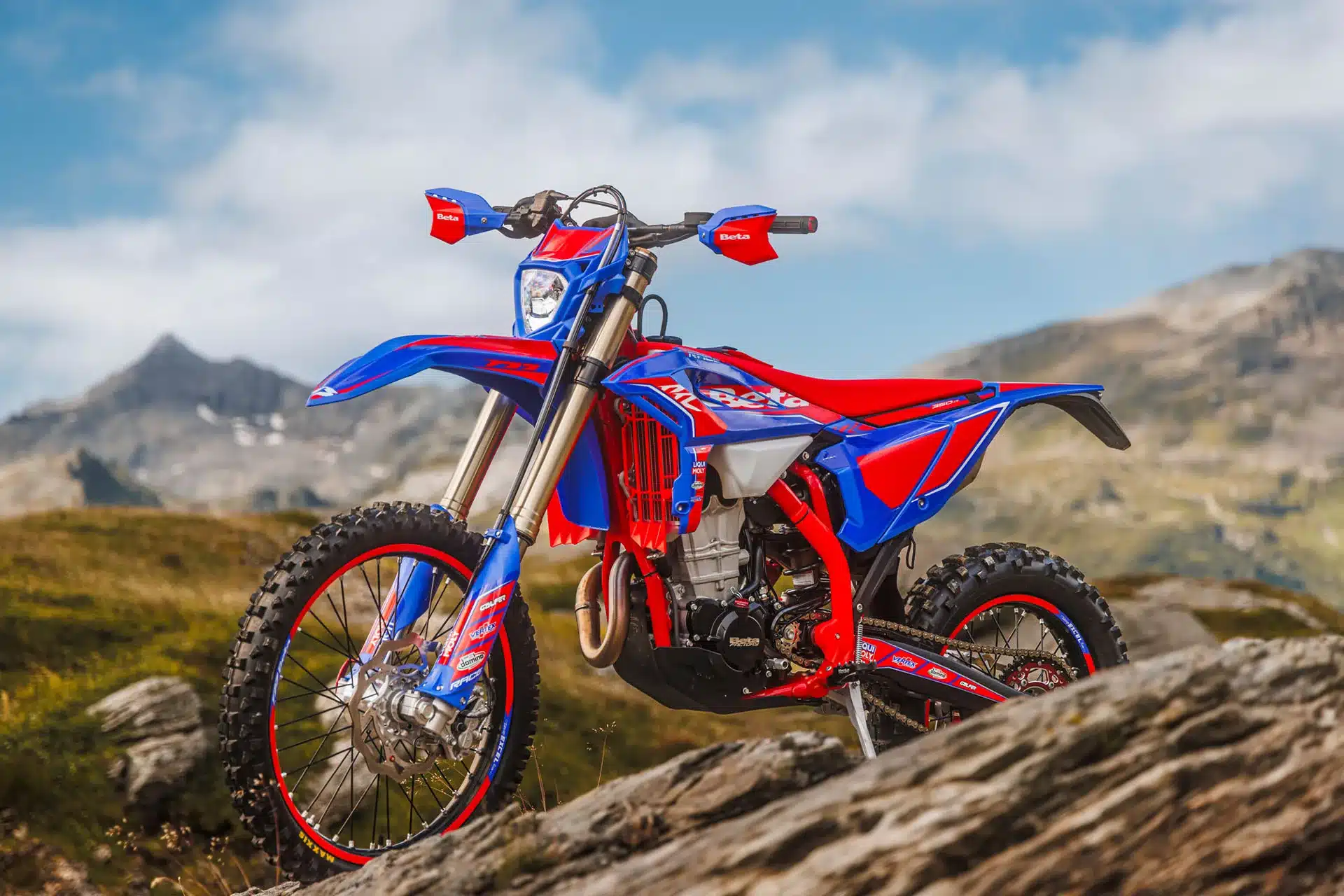 Beta RR Race 4T 350 MY26 Enduro-Motorrad in blau-rotem Design steht vor Berglandschaft