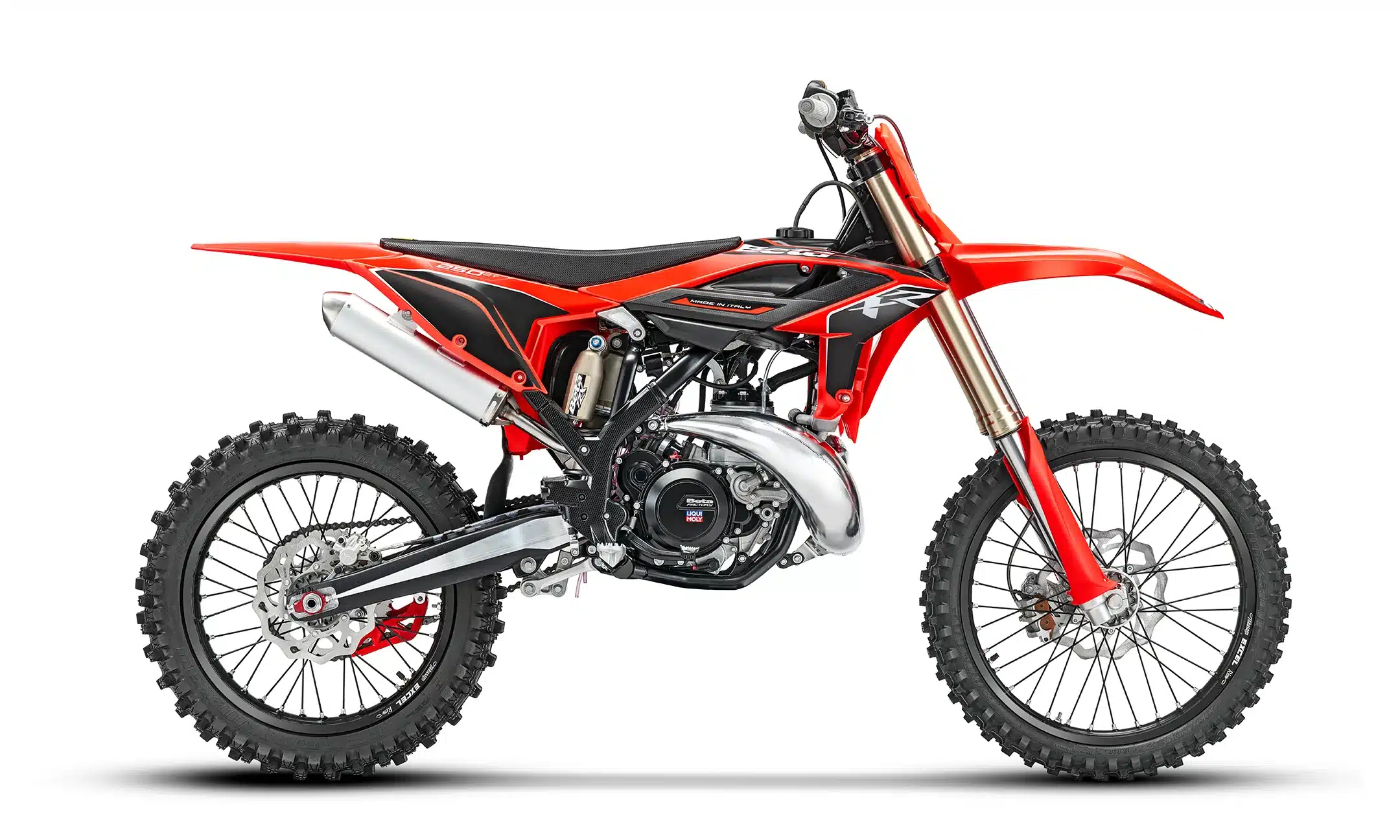 Beta RX 2T 250 Motocross-Motorrad in rot-schwarzer Lackierung, seitlich fotografiert.