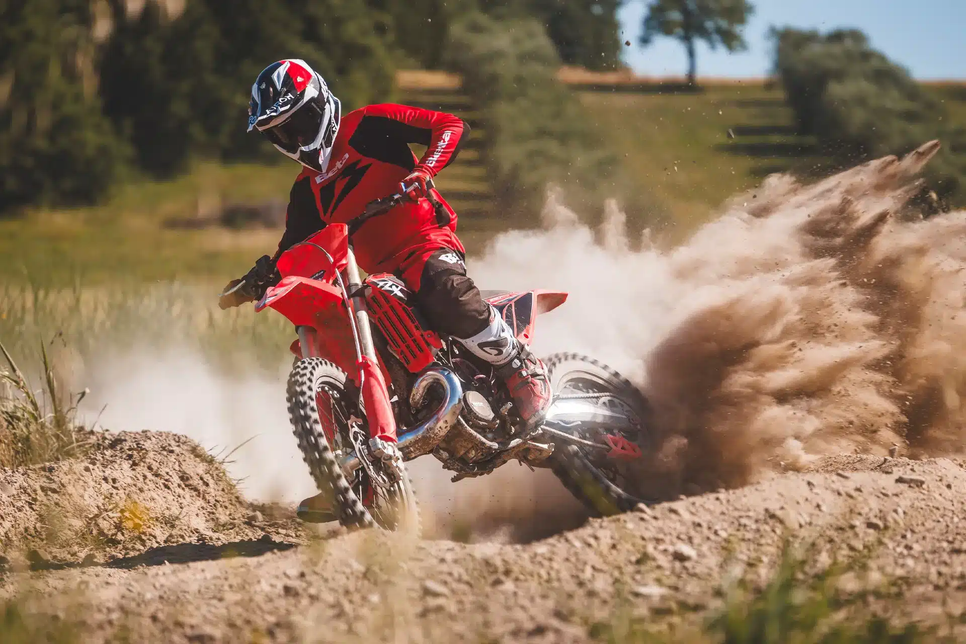 Beta RX 2T 250 Motocross-Motorrad in Aktion auf staubiger Strecke