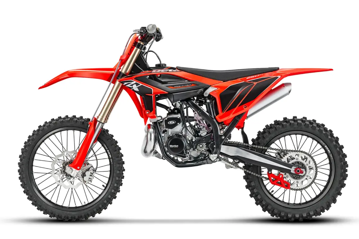 Motocross-Bike Beta RX 2T 250 in Seitenansicht auf weißem Hintergrund.