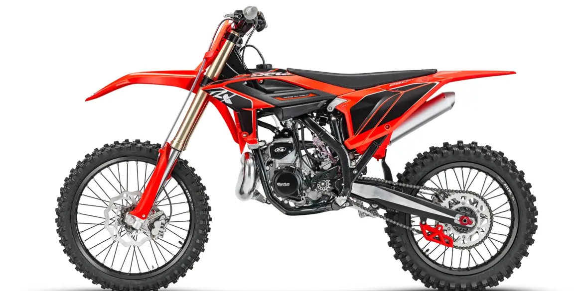 Motocross-Bike Beta RX 2T 250 in Seitenansicht auf weißem Hintergrund.