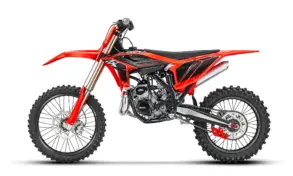 Motocross-Bike Beta RX 2T 250 in Seitenansicht auf weißem Hintergrund.