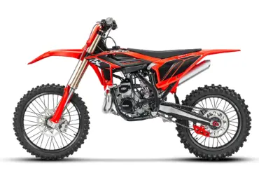 Motocross-Bike Beta RX 2T 250 in Seitenansicht auf weißem Hintergrund.
