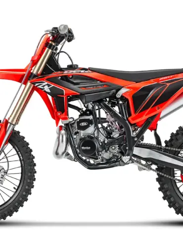Motocross-Bike Beta RX 2T 250 in Seitenansicht auf weißem Hintergrund.