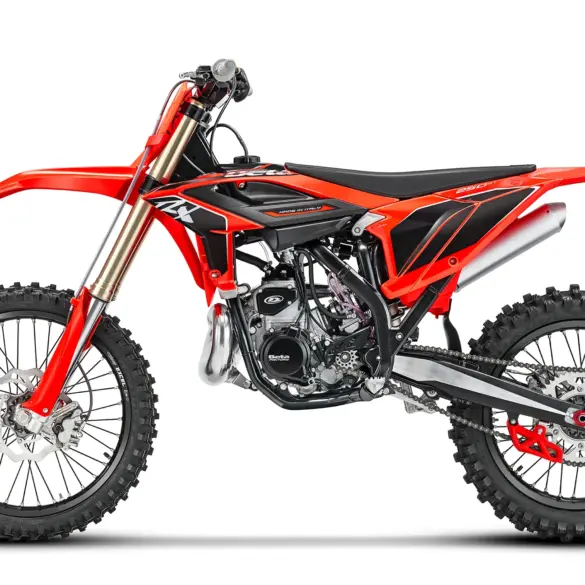 Motocross-Bike Beta RX 2T 250 in Seitenansicht auf weißem Hintergrund.