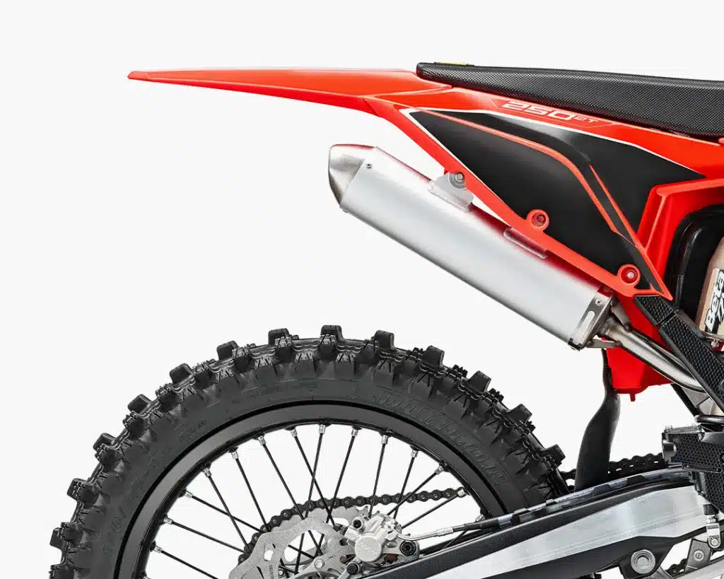 Detailaufnahme des Hinterrads und Auspuffs einer Beta RX 2T 250 Motocross-Maschine.