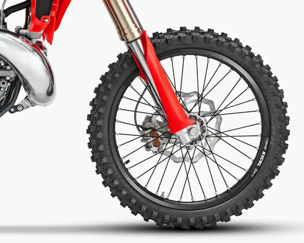 Vorderrad und Gabel der Beta RX 2T 250 mit grobstolligem Reifen und Wave-Bremsscheibe