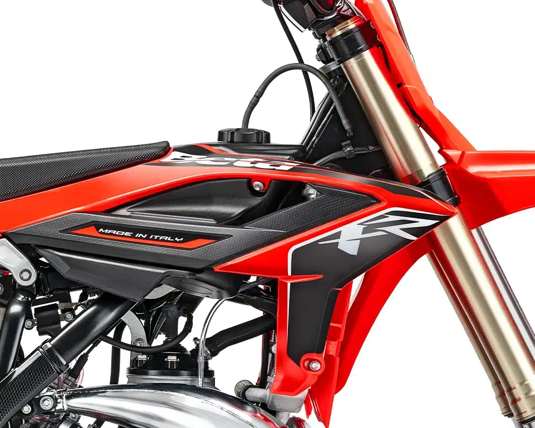 Detailaufnahme des Rahmens und der vorderen Gabel der Beta RX 2T 250 Motocross-Maschine.