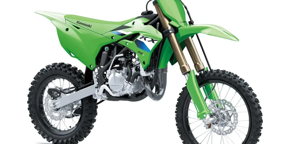 Kawasaki KX85 L 2027 in Seitenansicht, grünes Motocross-Bike mit großem Vorderrad und Hinterrad.