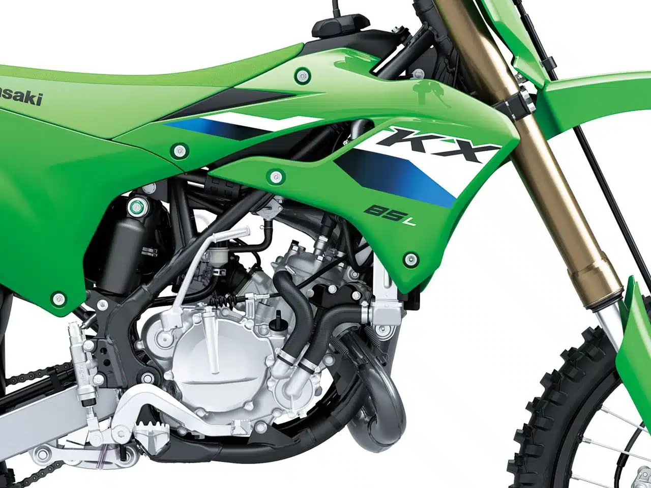 Nahaufnahme des Motors und Fahrwerks der Kawasaki KX85 L 2027 Big-Wheel Motocross-Maschine