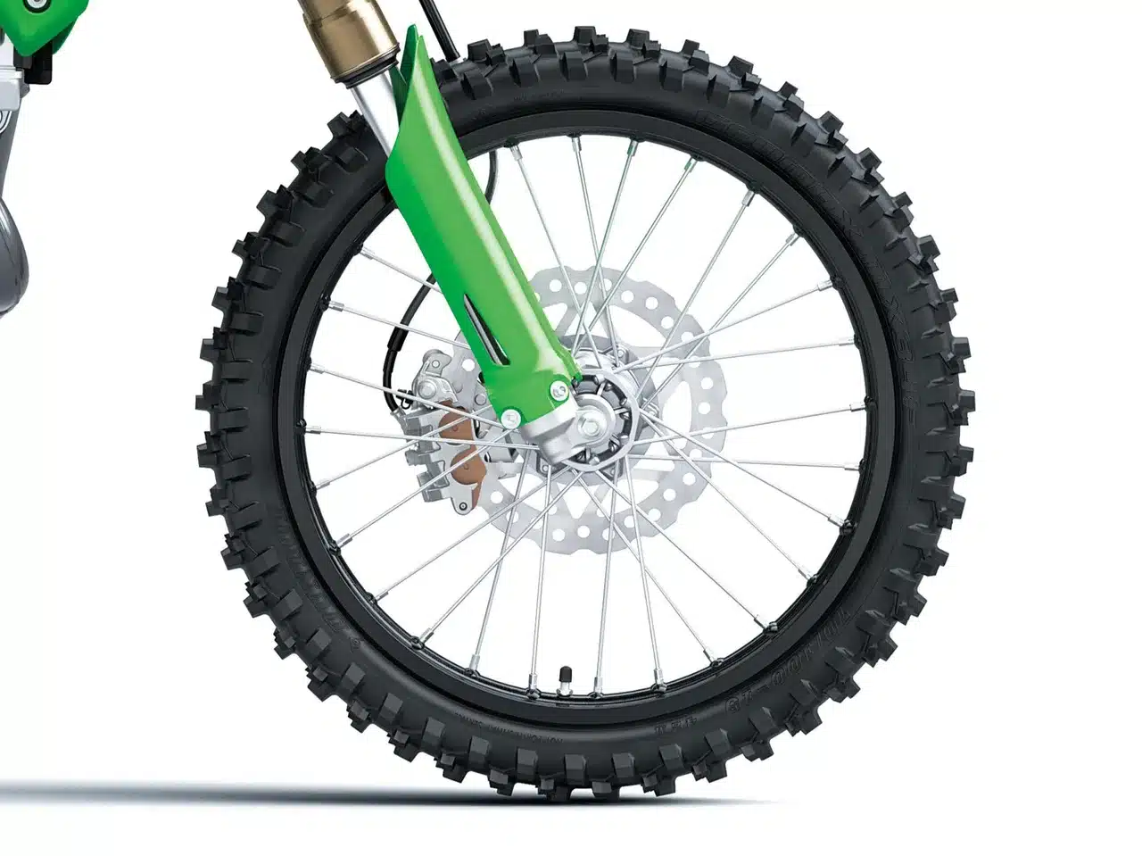 Das Vorderrad der Kawasaki KX85 L 2027 mit grobstolligem Reifen, Bremsscheibe und Federung