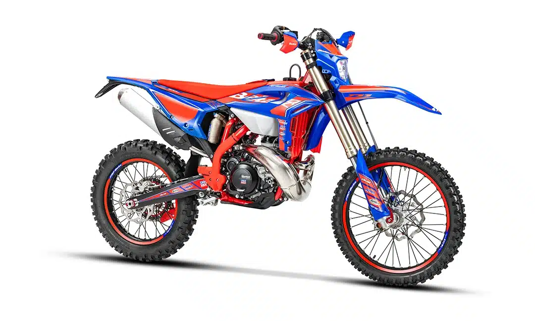 Beta RR Race 2T 250 MY26 in Seitenansicht, modern gestaltetes Enduro-Motorrad mit sportlichem Design in Blau, Rot und Weiß.