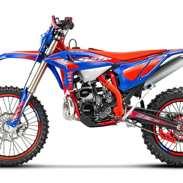 Beta RR Race 2T 250 MY26 in Seitenansicht, sportliches Enduro-Motorrad mit roten und blauen Akzenten.