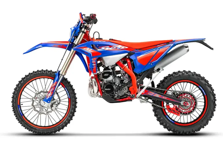 Beta RR Race 2T 250 MY26 in Seitenansicht, sportliches Enduro-Motorrad mit roten und blauen Akzenten.