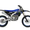 Motocross-Motorrad Yamaha YZ450F Monster Energy Yamaha Racing Edition in Seitenansicht auf weißem Hintergrund.