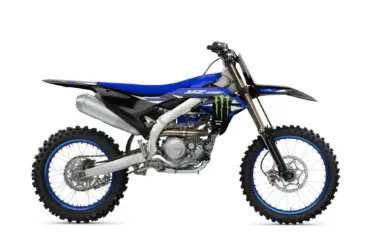 Motocross-Motorrad Yamaha YZ450F Monster Energy Yamaha Racing Edition in Seitenansicht auf weißem Hintergrund.