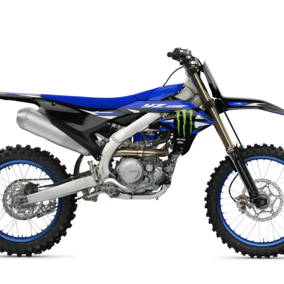 Motocross-Motorrad Yamaha YZ450F Monster Energy Yamaha Racing Edition in Seitenansicht auf weißem Hintergrund.