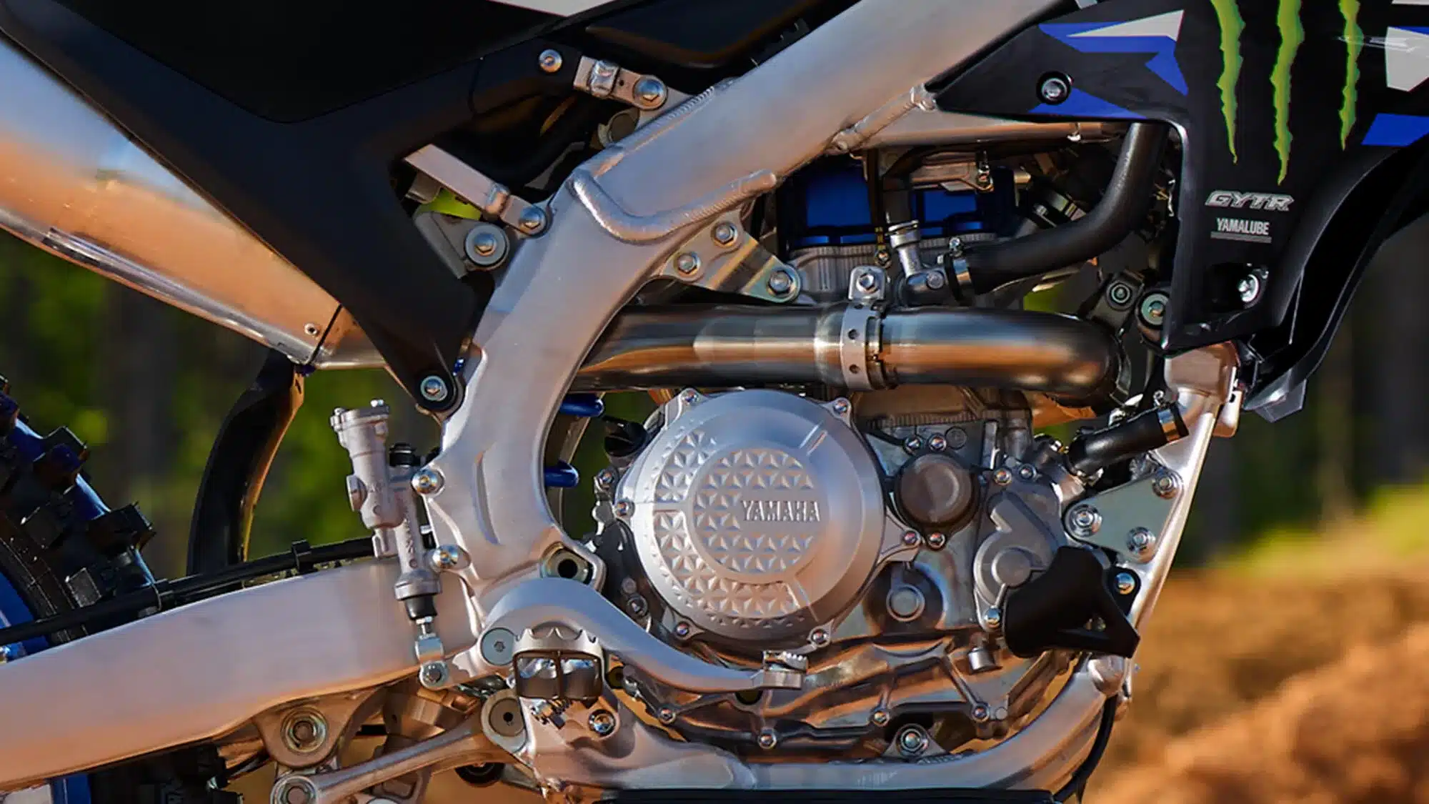 Motor und Rahmen der Yamaha YZ450F Monster Energy Yamaha Racing Edition aus der Nähe fotografiert