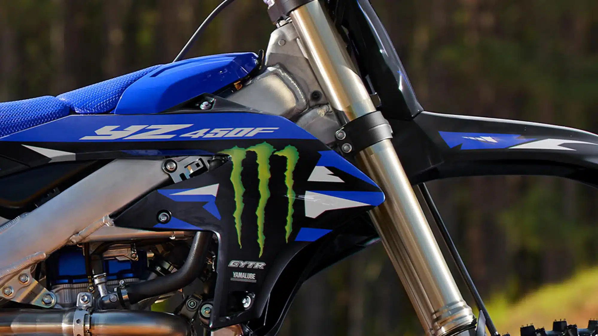 Nahaufnahme der Yamaha YZ450F Monster Energy Yamaha Racing Edition am Vorderrad und Rahmen