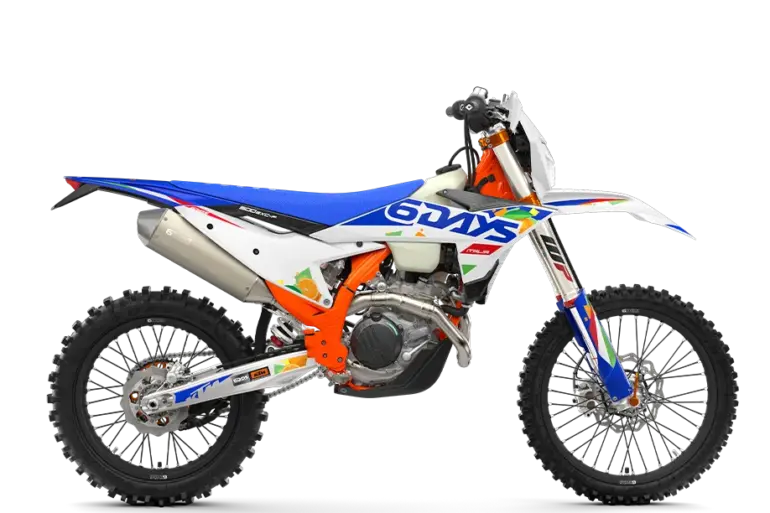 KTM 500 EXC-F 6DAYS Enduro-Motorrad in Seitenansicht mit auffälligem 6DAYS-Design und orangefarbenem Rahmen.