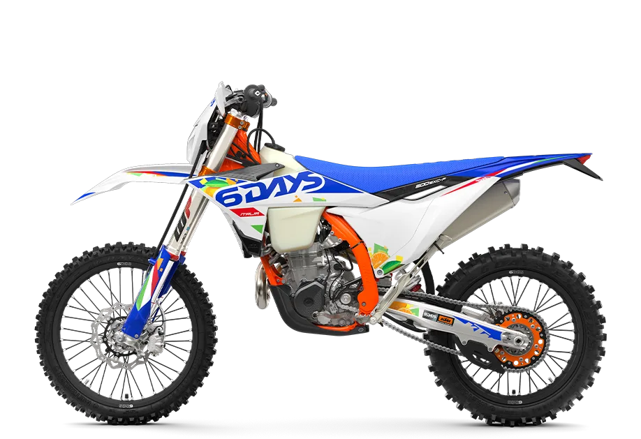 KTM 500 EXC-F 6DAYS Enduro-Motorrad in Seitenansicht, ISDE-Italia Dekor, orangefarbener Rahmen, High-Grip-Sitzbank