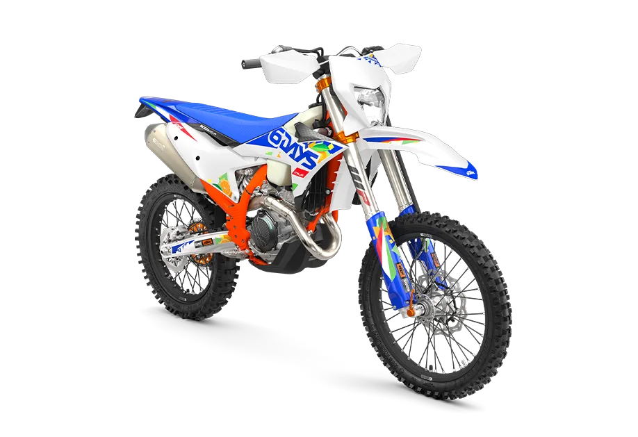 KTM 500 EXC-F 6DAYS Sondermodell Enduro-Motorrad, weiße und orange-blau gefärbte Verkleidung, Seitenansicht schräg vorne