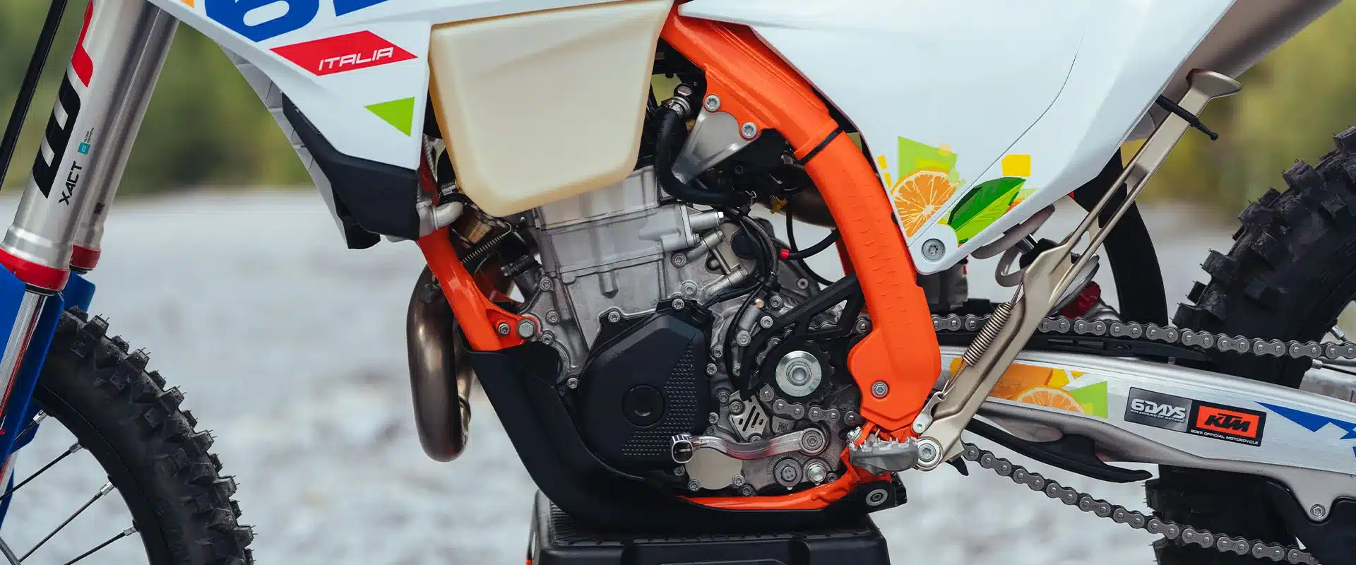 Nahaufnahme des Motors und Rahmens einer KTM 500 EXC-F 6DAYS mit auffälligen Enduro-Details.