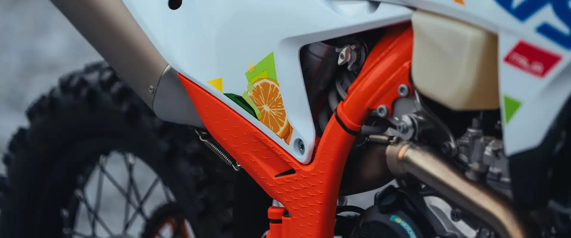 Nahaufnahme vom Rahmen und seitlichen Verkleidungsgrafiken der KTM 500 EXC-F 6DAYS