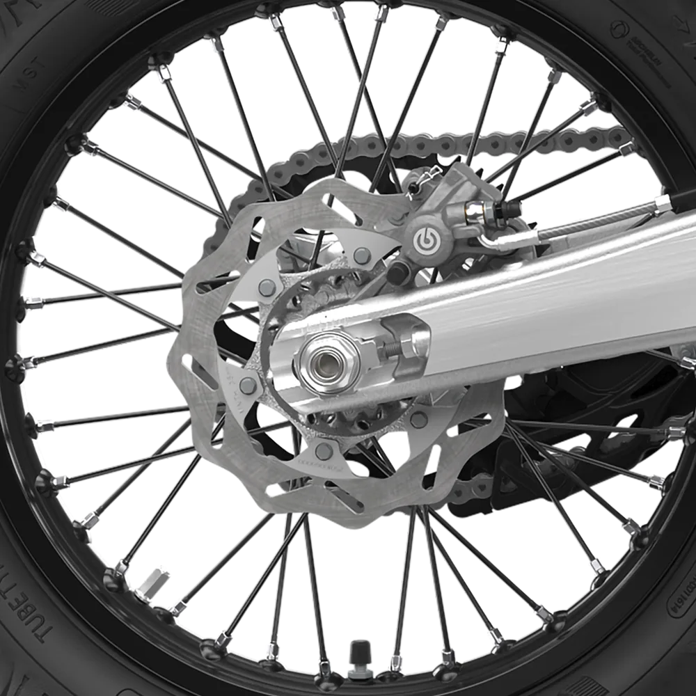 Nahaufnahme der Hinterradbremse mit Bremsscheibe und Bremssattel an der Husqvarna FE 501