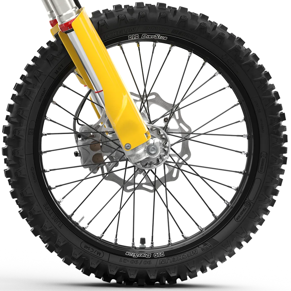 Vorderrad und Vorderradgabel einer Husqvarna FE 501 mit Michelin-Stollenreifen und Bremsscheibe