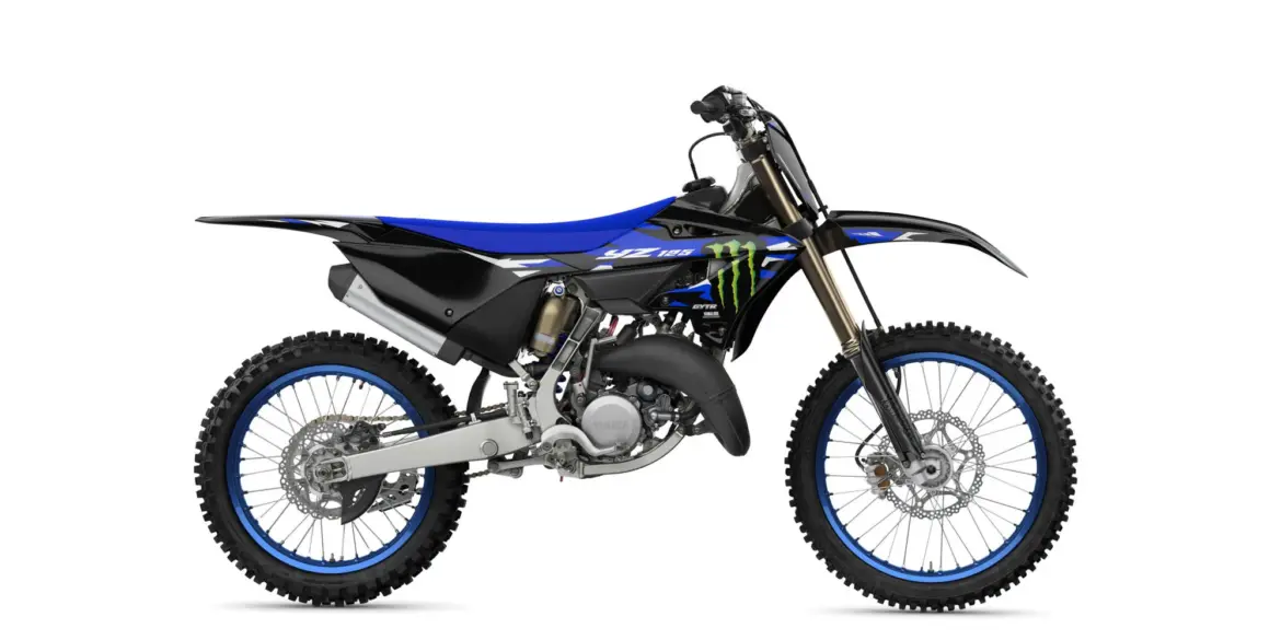 Yamaha YZ125 Monster Energy Yamaha Racing Edition in Seitenansicht, Motocross-Motorrad mit schwarzer Lackierung und blauen Akzenten.
