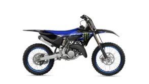 Yamaha YZ125 Monster Energy Yamaha Racing Edition in Seitenansicht, Motocross-Motorrad mit schwarzer Lackierung und blauen Akzenten.
