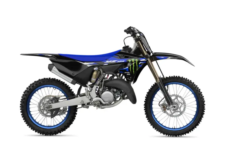 Yamaha YZ125 Monster Energy Yamaha Racing Edition in Seitenansicht, Motocross-Motorrad mit schwarzer Lackierung und blauen Akzenten.