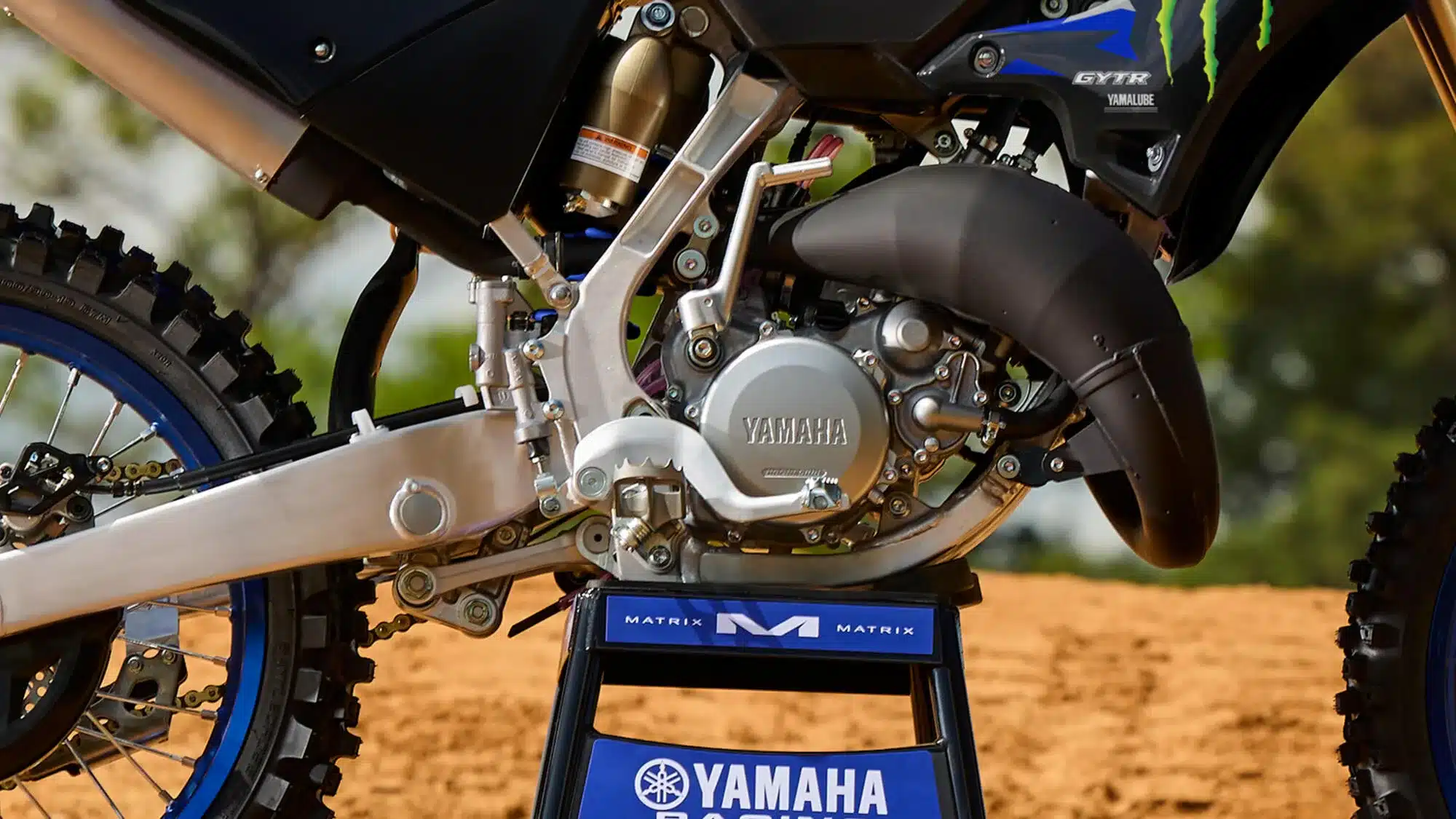 Detailaufnahme des Motors und Fahrwerks einer Yamaha YZ125 Monster Energy Yamaha Racing Edition Motocross-Maschine