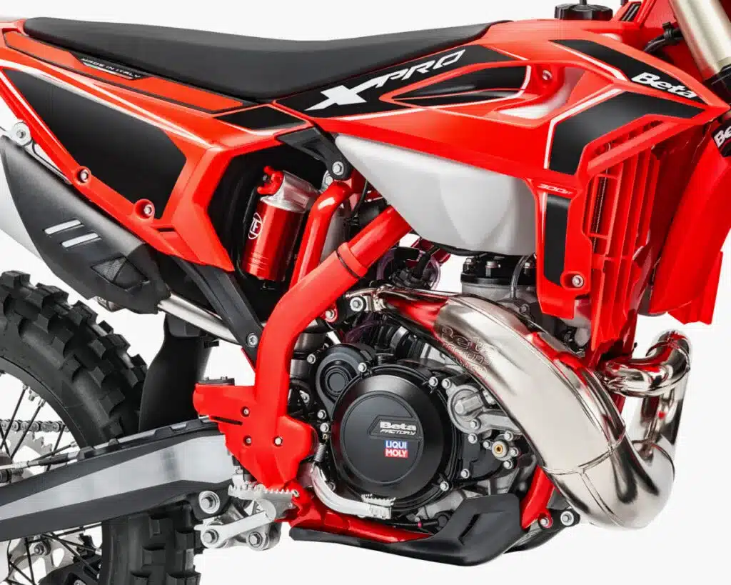 Detailaufnahme des Antriebsstrangs und Fahrwerks der Beta RR X-PRO 2T 300 MY27 Enduro