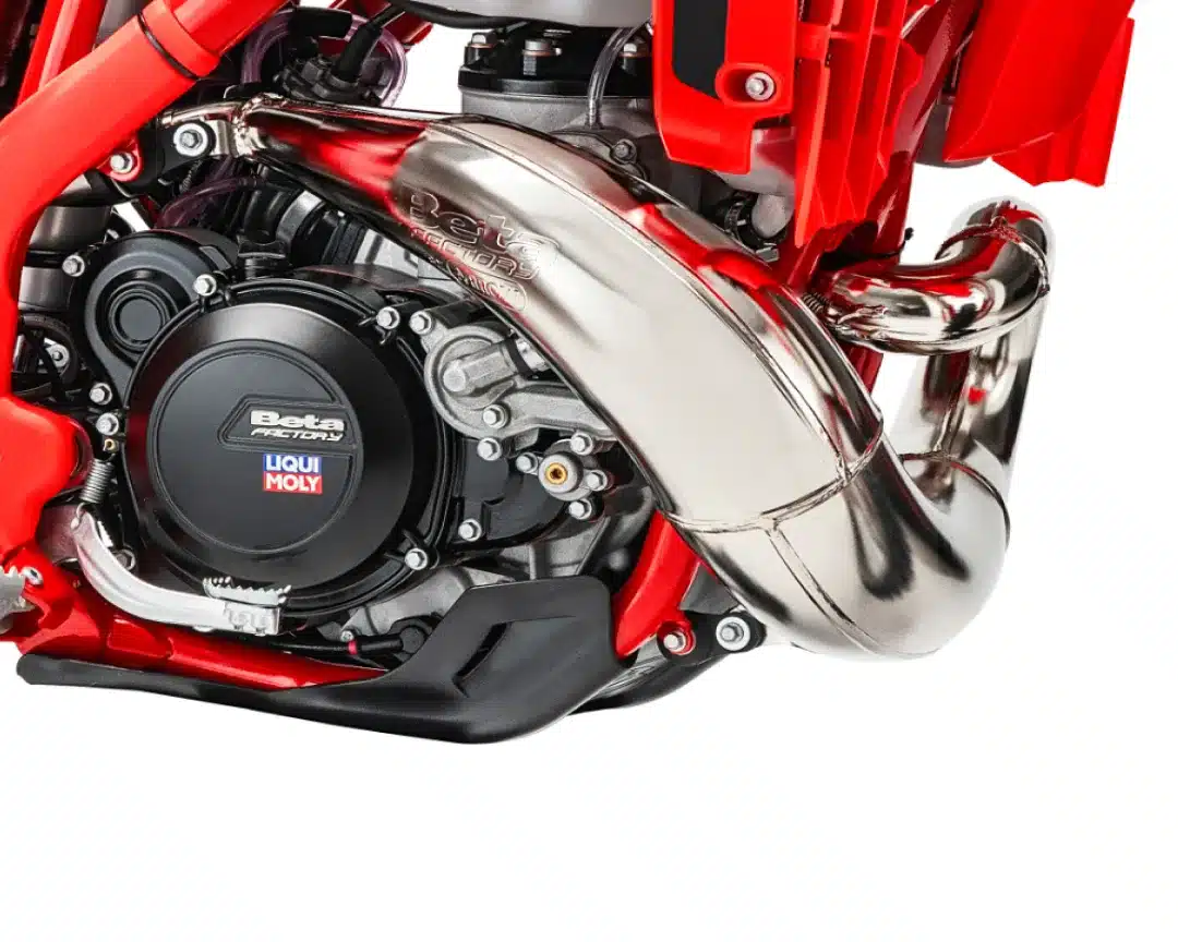 Detailaufnahme des Motors und Auspuffs einer Beta RR X-PRO 2T 300 MY27 Enduro.