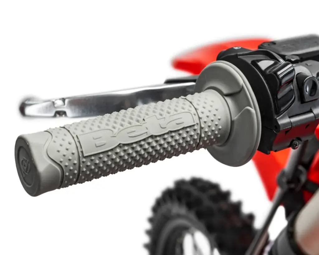 Detailaufnahme des Soft-Griffs am Lenker der Beta RR X-PRO 2T 300 MY27