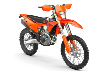Seitenansicht einer KTM 350 EXC-F Enduro des Modelljahrs 2027 in Orange vor weißem Hintergrund.