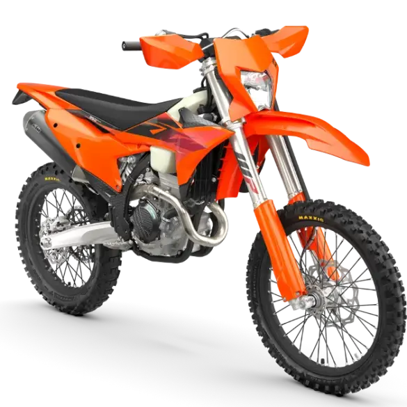 Seitenansicht einer KTM 350 EXC-F Enduro des Modelljahrs 2027 in Orange vor weißem Hintergrund.