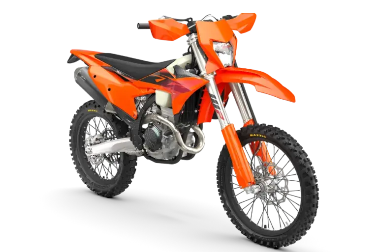 Seitenansicht einer KTM 350 EXC-F Enduro des Modelljahrs 2027 in Orange vor weißem Hintergrund.