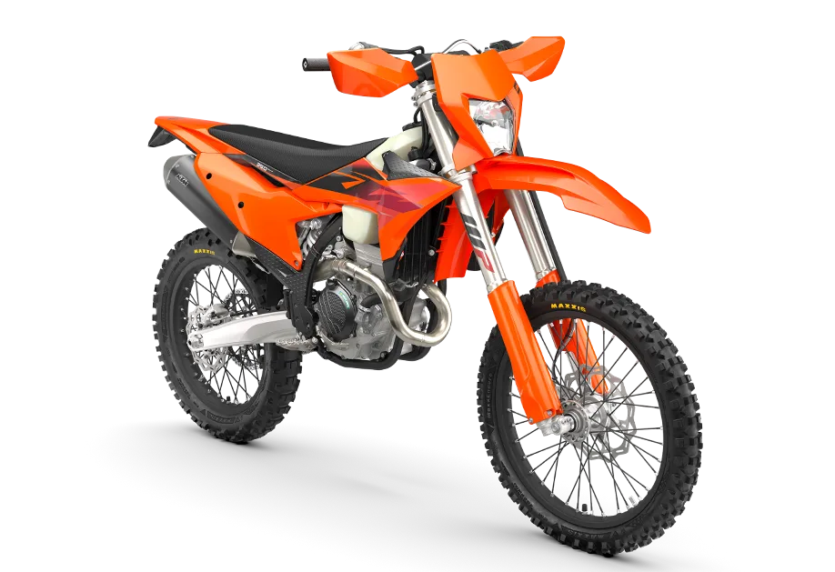 Seitenansicht einer KTM 350 EXC-F Enduro des Modelljahrs 2027 in Orange vor weißem Hintergrund.