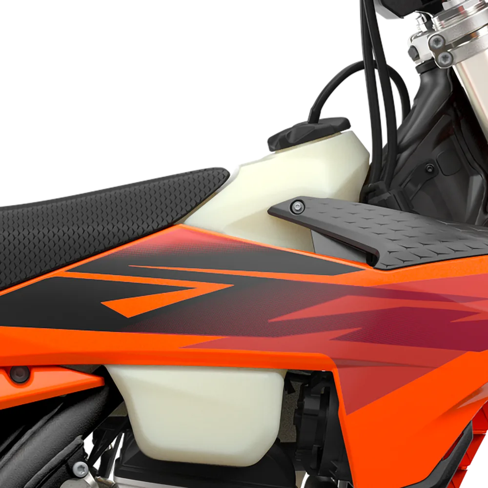 Detailansicht des transparenten Tanks und der Sitzbank einer KTM 350 EXC-F Enduro