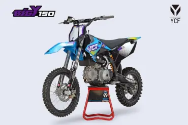 YCF 2026 Bigy 150 Motocross-Motorrad in Seitenansicht auf Montageständer
