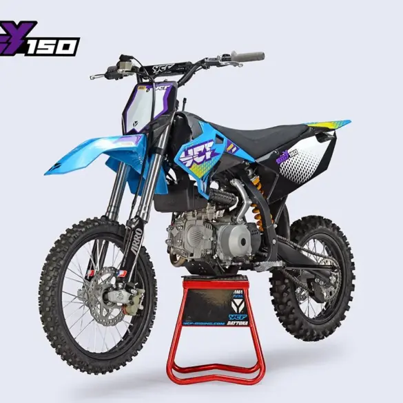 YCF 2026 Bigy 150 Motocross-Motorrad in Seitenansicht auf Montageständer